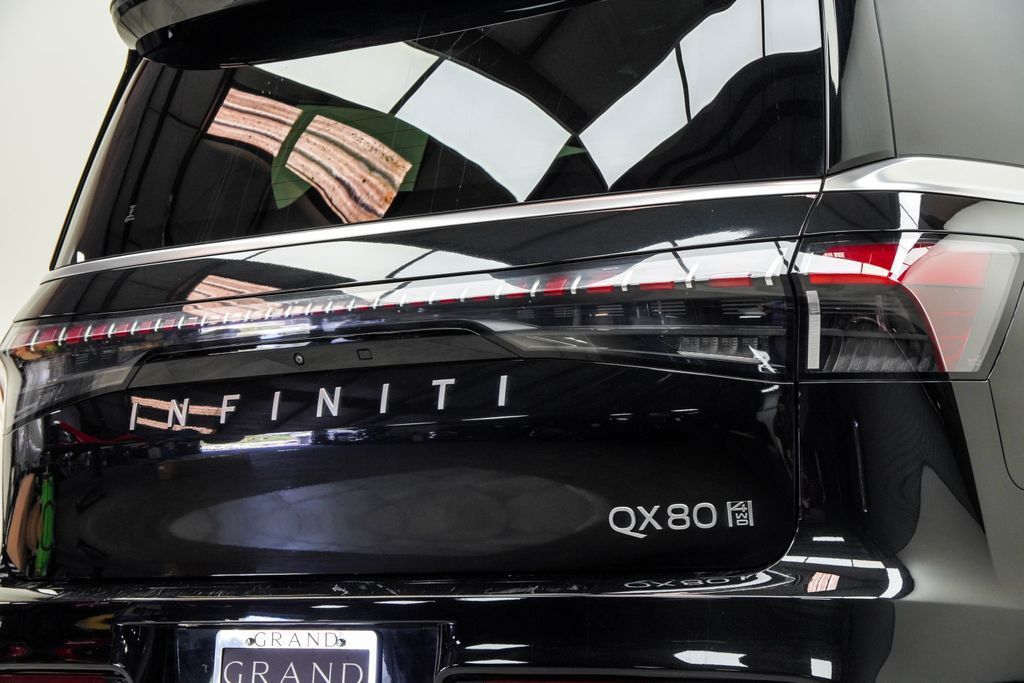 Infiniti QX80 photo 15