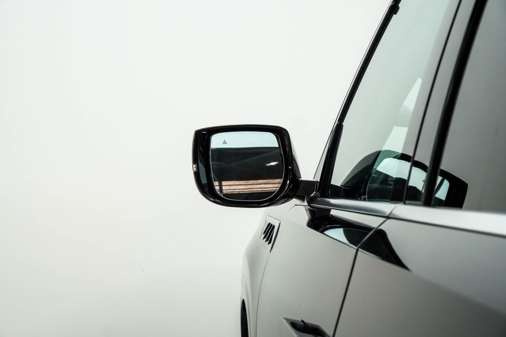 Infiniti QX80 photo 16