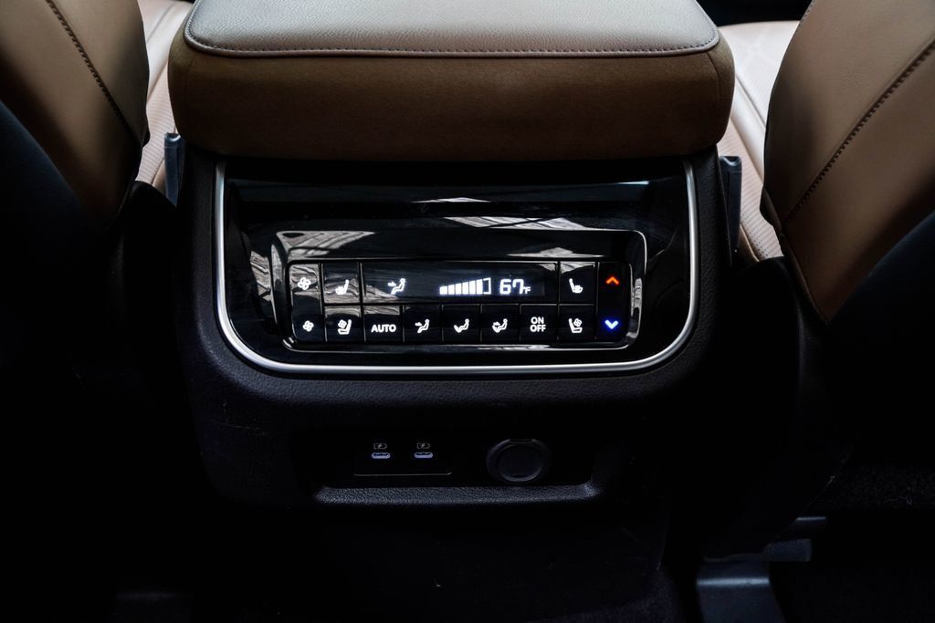 Infiniti QX80 photo 28