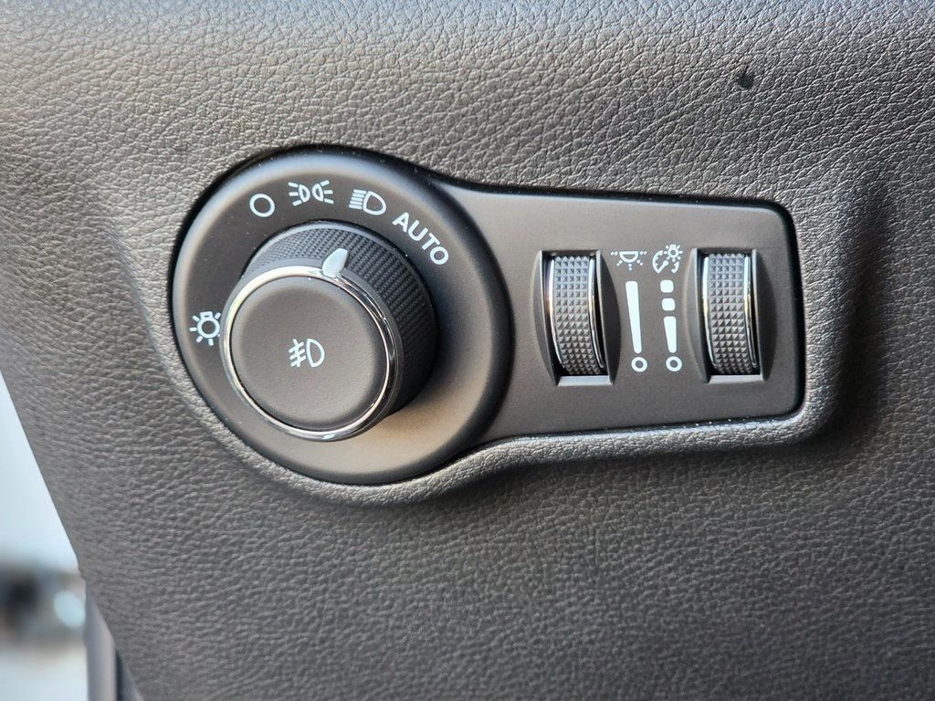 2025 Jeep Compass Latitude 4x4 - 22979327 - 37