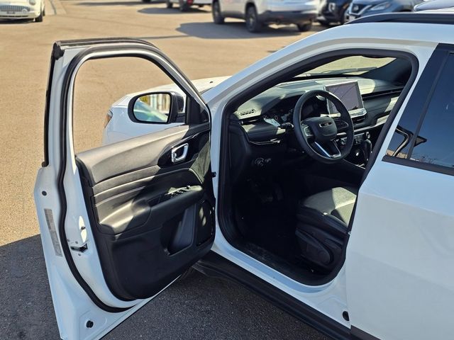 2025 Jeep Compass Latitude 4x4 - 22979327 - 39