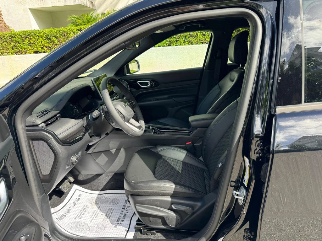 2025 Jeep Compass Latitude 4x4 - 22926884 - 32