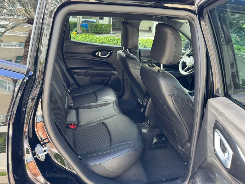 2025 Jeep Compass Latitude 4x4 - 22926884 - 33