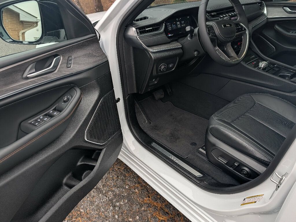 2025 Jeep Grand Cherokee ABSOLUTELY GORGEOUS!! - 22948654 - 24