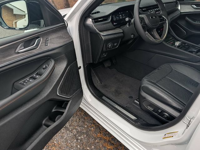 2025 Jeep Grand Cherokee ABSOLUTELY GORGEOUS!! - 22948654 - 24