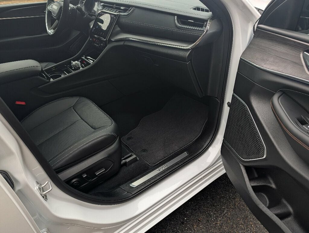 2025 Jeep Grand Cherokee ABSOLUTELY GORGEOUS!! - 22948654 - 26