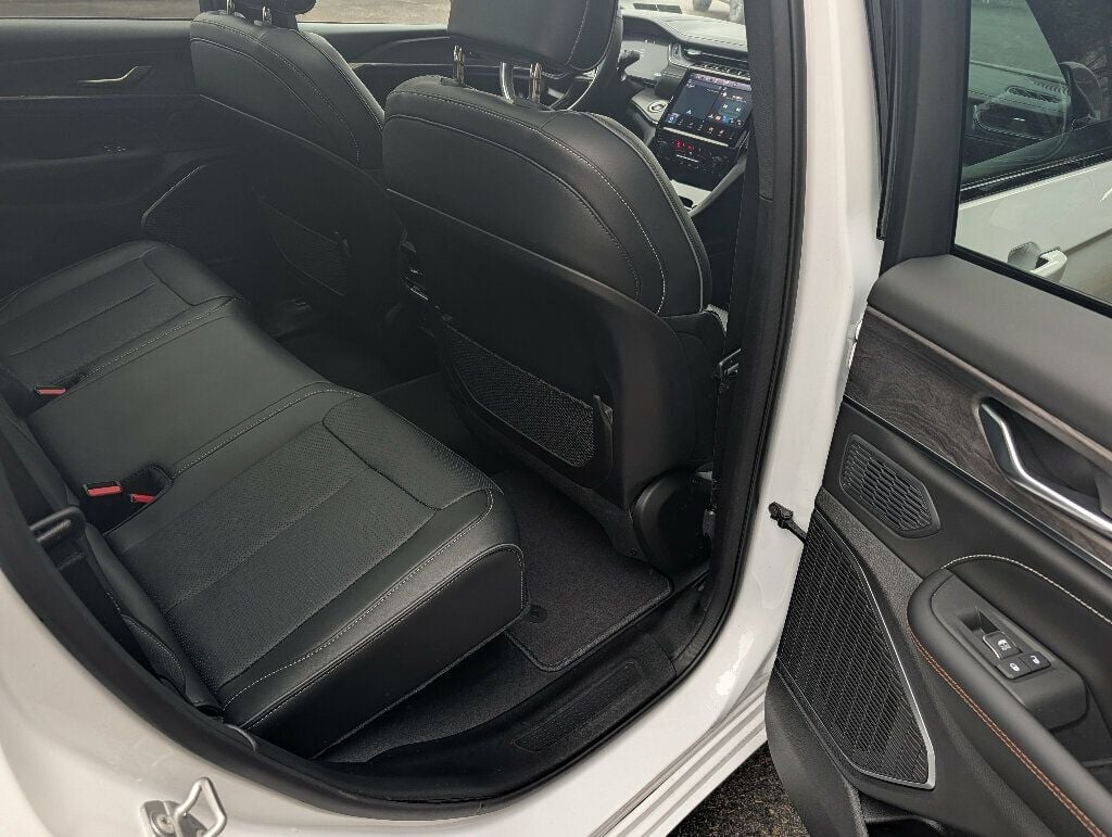 2025 Jeep Grand Cherokee ABSOLUTELY GORGEOUS!! - 22948654 - 27