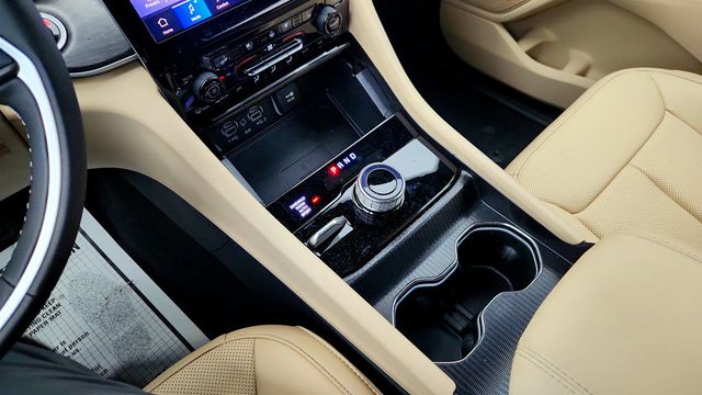 2025 Jeep Grand Cherokee L Limited 4x4 w/ Dual Pane Panoramic Sunroof, Luxury Tech Group II - 23004624 - 16