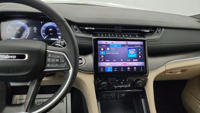 2025 Jeep Grand Cherokee L Limited 4x4 w/ Dual Pane Panoramic Sunroof, Luxury Tech Group II - 23004624 - 17