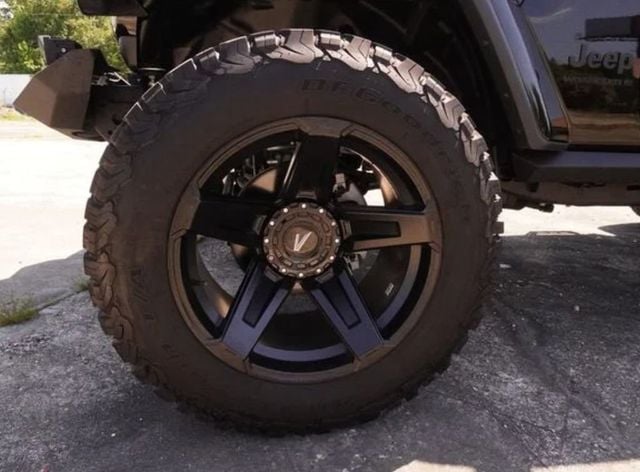 2025 Jeep Wrangler Sahara - 23048260 - 9