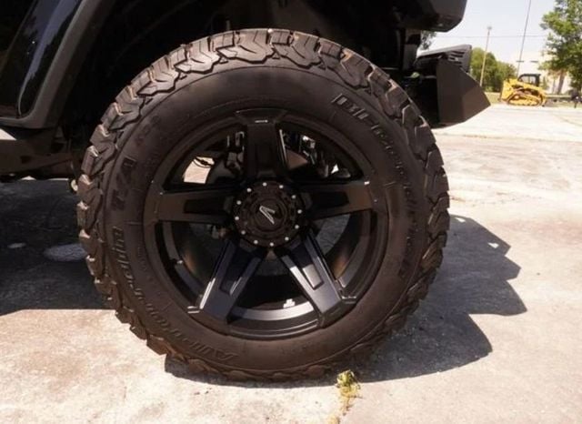 2025 Jeep Wrangler Sahara - 23048260 - 10