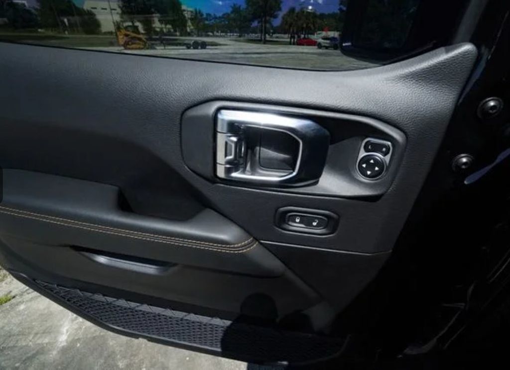 2025 Jeep Wrangler Sahara - 23048260 - 16