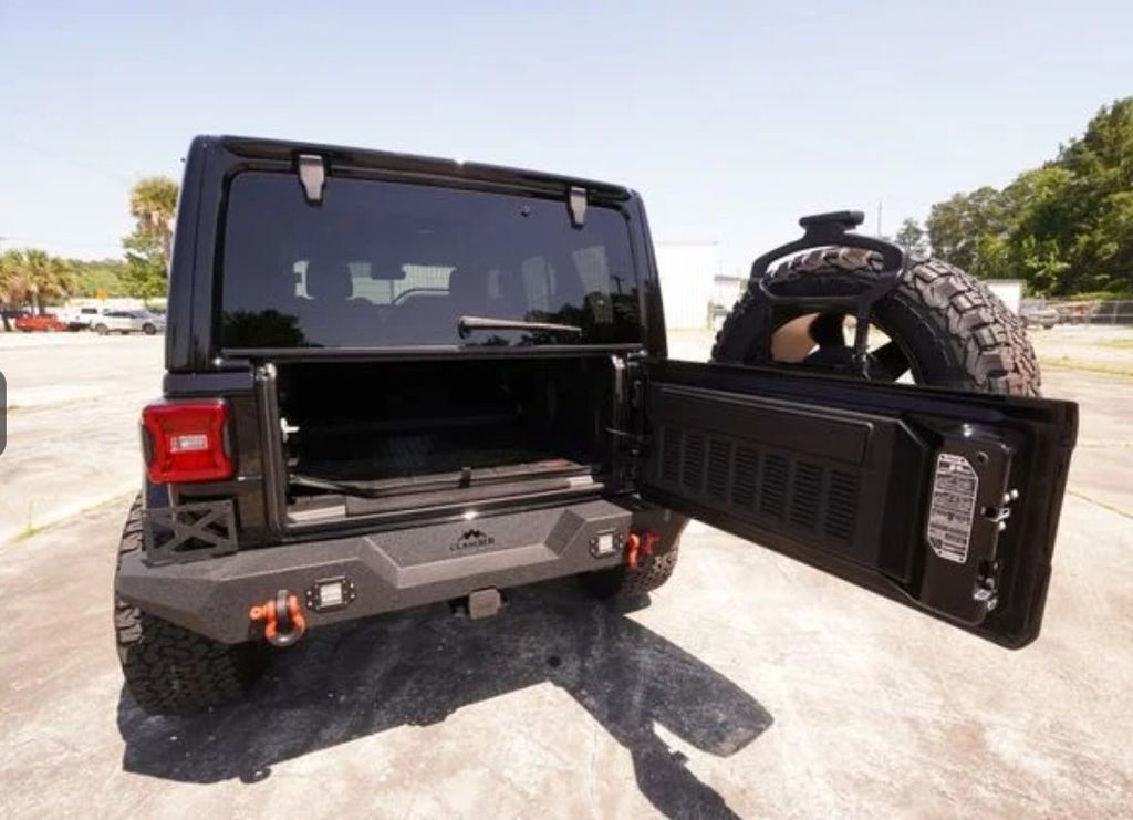 2025 Jeep Wrangler Sahara - 23048260 - 17