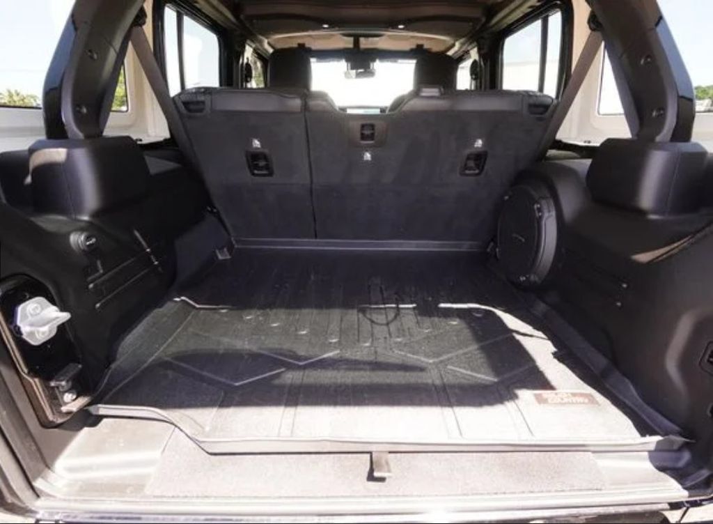 2025 Jeep Wrangler Sahara - 23048260 - 19