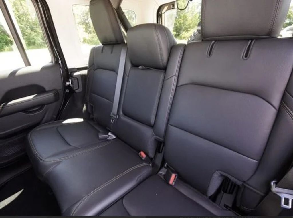 2025 Jeep Wrangler Sahara - 23048260 - 22