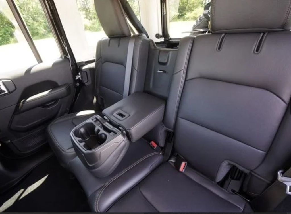 2025 Jeep Wrangler Sahara - 23048260 - 23