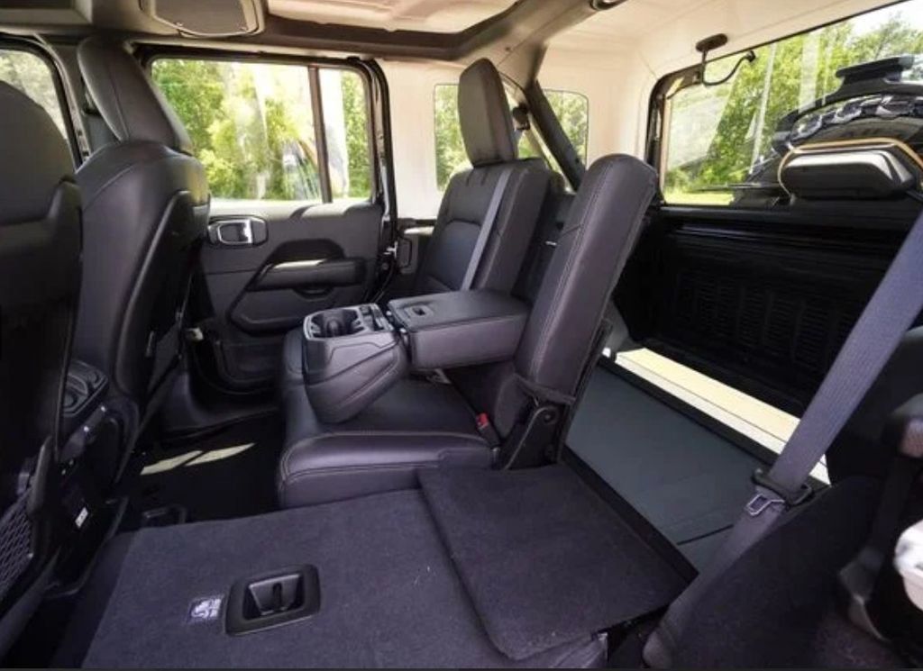 2025 Jeep Wrangler Sahara - 23048260 - 24