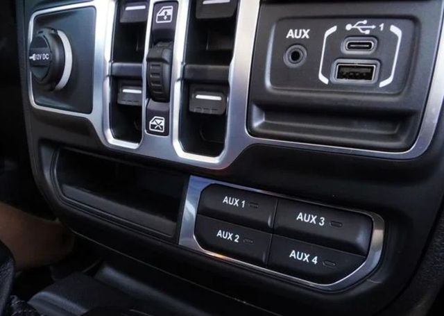 2025 Jeep Wrangler Sahara - 23048260 - 32