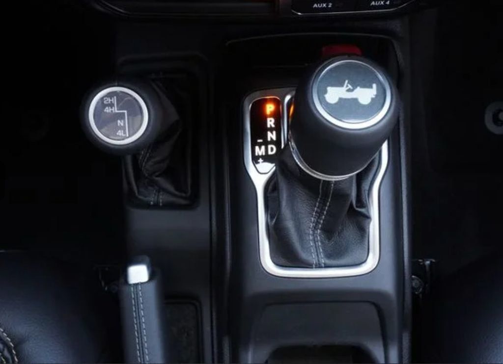 2025 Jeep Wrangler Sahara - 23048260 - 33