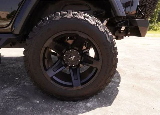 2025 Jeep Wrangler Sahara - 23048260 - 8
