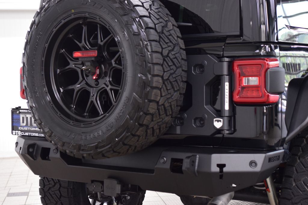 2025 Jeep Wrangler Sahara - 23061451 - 17