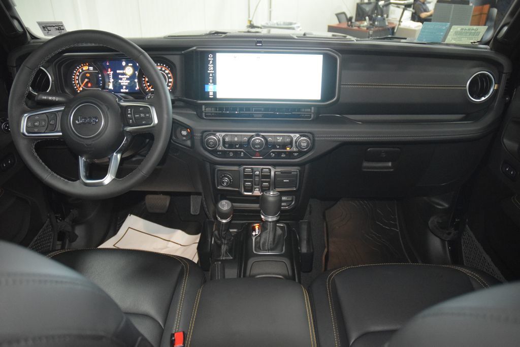 2025 Jeep Wrangler Sahara - 23061451 - 28