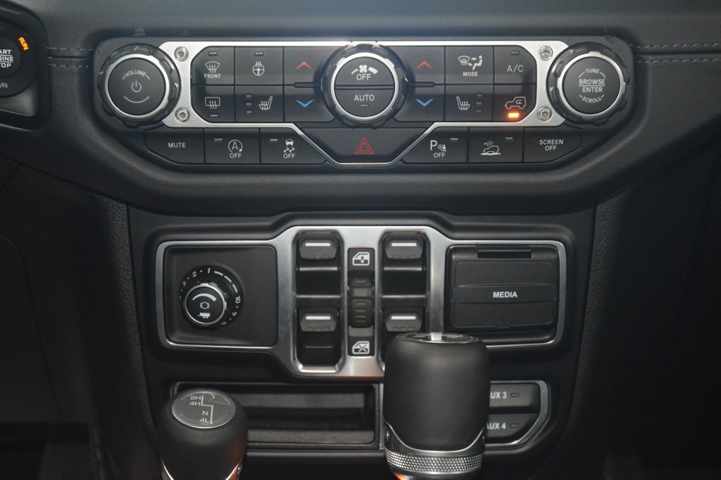 2025 Jeep Wrangler Sahara - 23061451 - 30