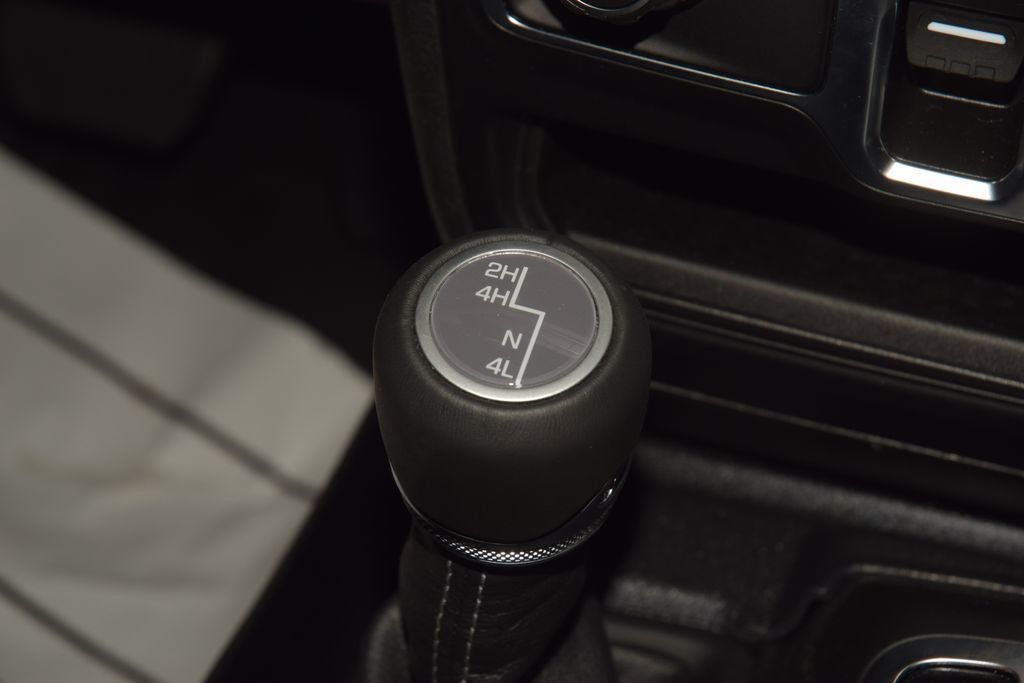 2025 Jeep Wrangler Sahara - 23061451 - 32