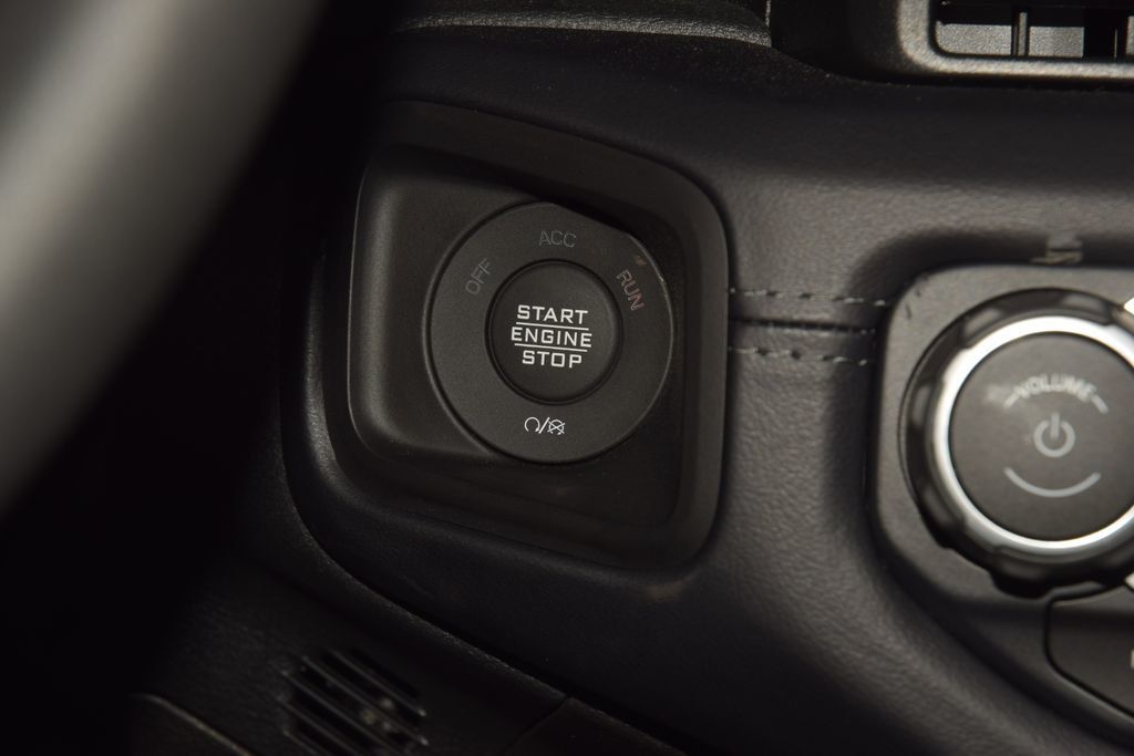 2025 Jeep Wrangler Sahara - 23061451 - 33