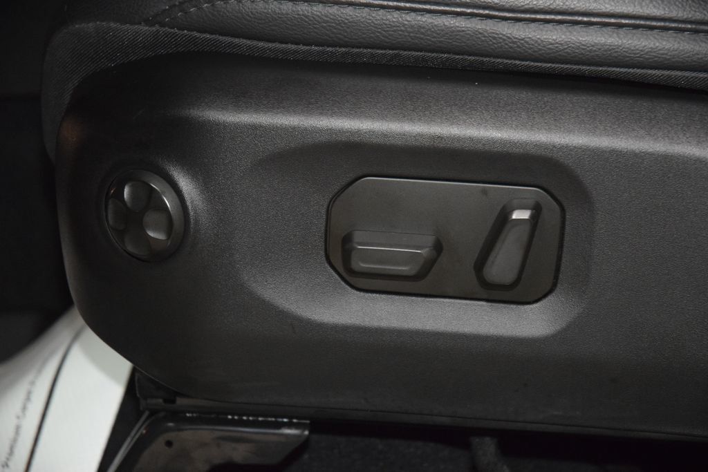 2025 Jeep Wrangler Sahara - 23061451 - 39