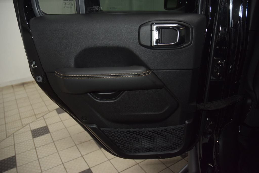 2025 Jeep Wrangler Sahara - 23061451 - 43