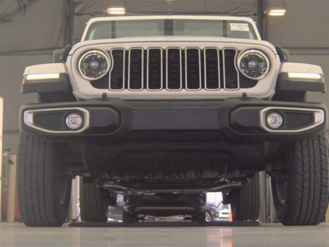 2025 Jeep Wrangler Sahara 4 Door 4x4 - 23007600 - 3