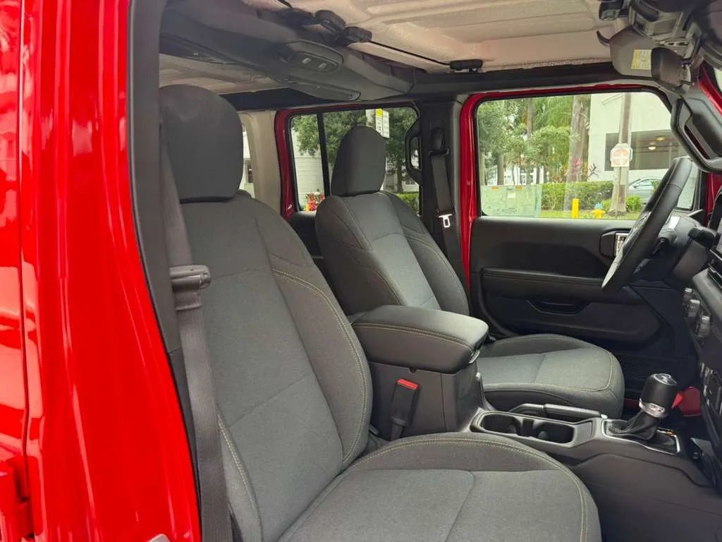 2025 Jeep Wrangler Sahara 4 Door 4x4 - 22952910 - 13