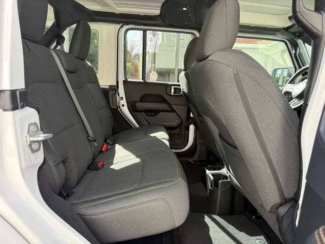 2025 Jeep Wrangler Sahara 4 Door 4x4 - 22961172 - 16