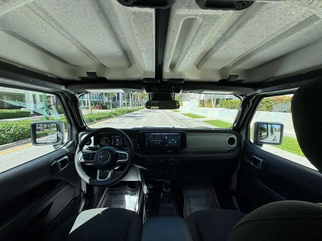 2025 Jeep Wrangler Sahara 4 Door 4x4 - 23004437 - 22