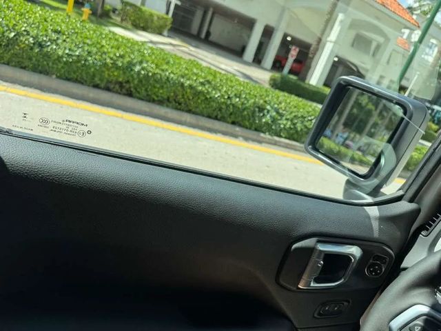 2025 Jeep Wrangler Sahara 4 Door 4x4 - 23004437 - 32