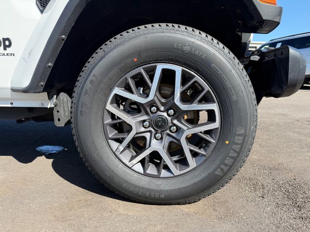 2025 Jeep Wrangler Sahara 4 Door 4x4 - 23010412 - 13
