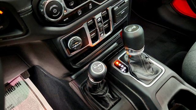 2025 Jeep Wrangler Sahara 4 Door 4x4 - 23012997 - 15