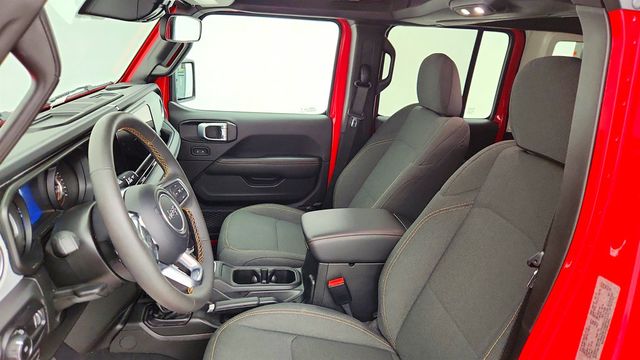 2025 Jeep Wrangler Sahara 4 Door 4x4 - 23012997 - 19