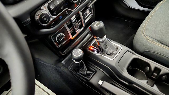 2025 Jeep Wrangler 4xe Sahara 4x4 w/ Body Color Hard Top - 23012304 - 15