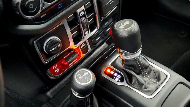 2025 Jeep Wrangler 4xe Willys 4x4 w/ Convenience Group & Black 3 Piece Hard Top - 23010959 - 15