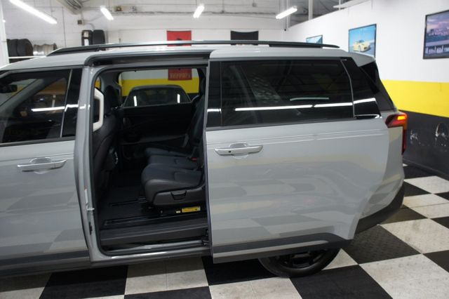 2025 Kia Carnival 1-Owner, SX Prestige, 3rd Row Seats! Immaculate! - 22993658 - 45