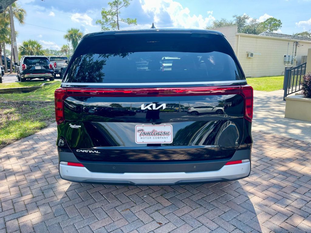2025 Kia Carnival LXS photo 2