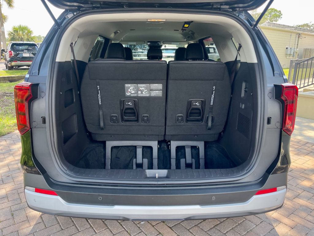 2025 Kia Carnival LXS photo 3