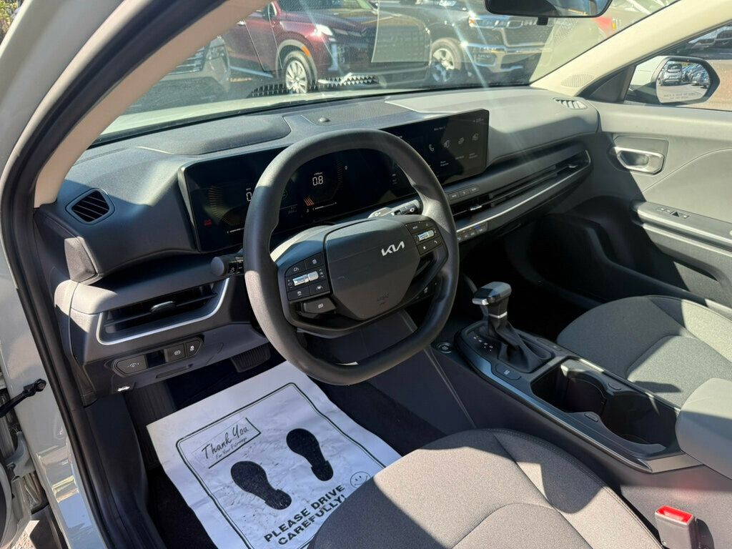 2025 Kia K4 LXS photo 3