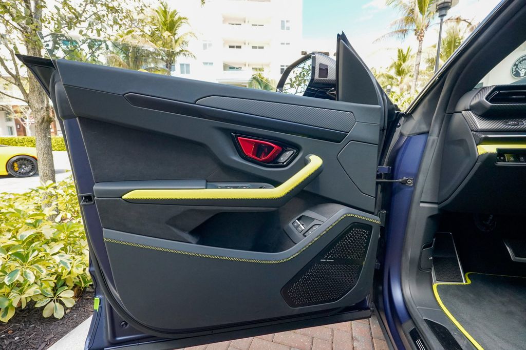 2025 Lamborghini Urus SE AWD - 22990108 - 46