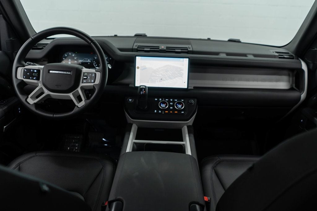 2025 Land Rover Defender 110 S photo 10