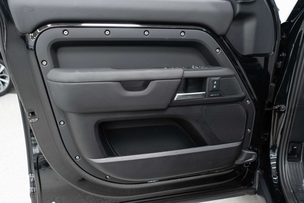 2025 Land Rover Defender 110 S photo 14
