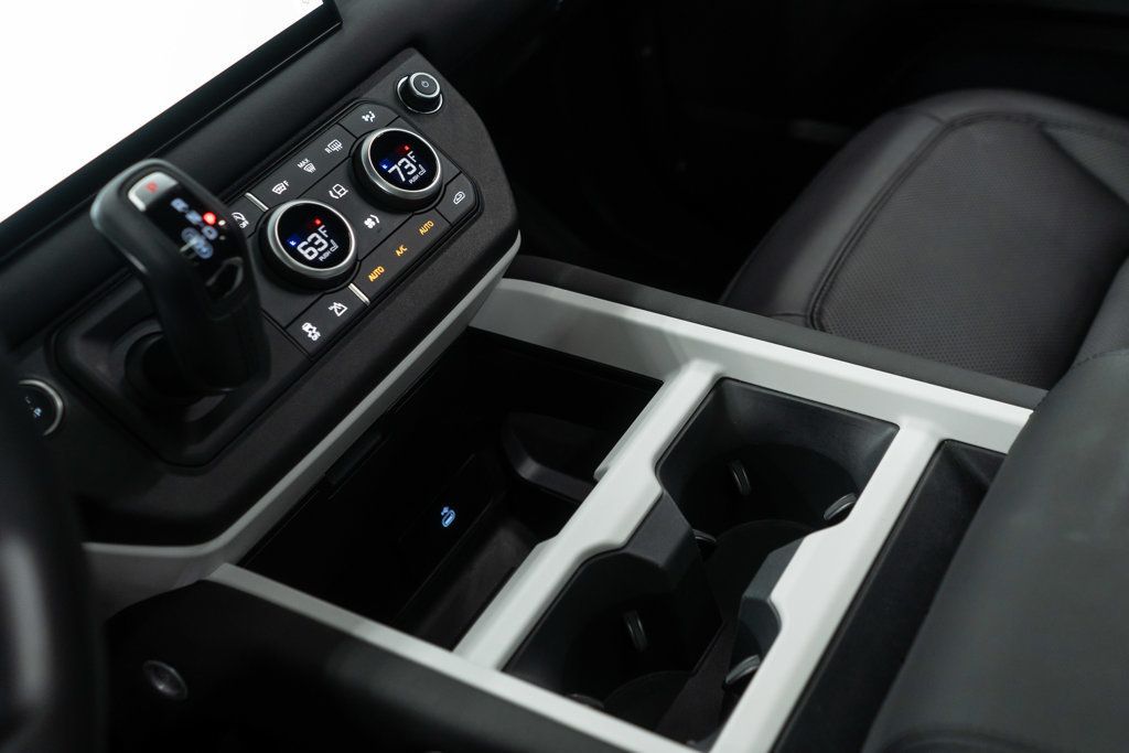 2025 Land Rover Defender 110 S photo 17