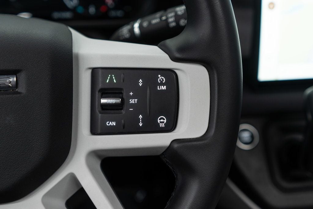 2025 Land Rover Defender 110 S photo 19